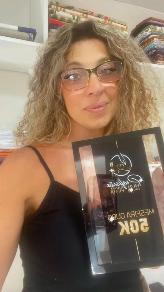 Aluna com placa Profissão Mesa Posta