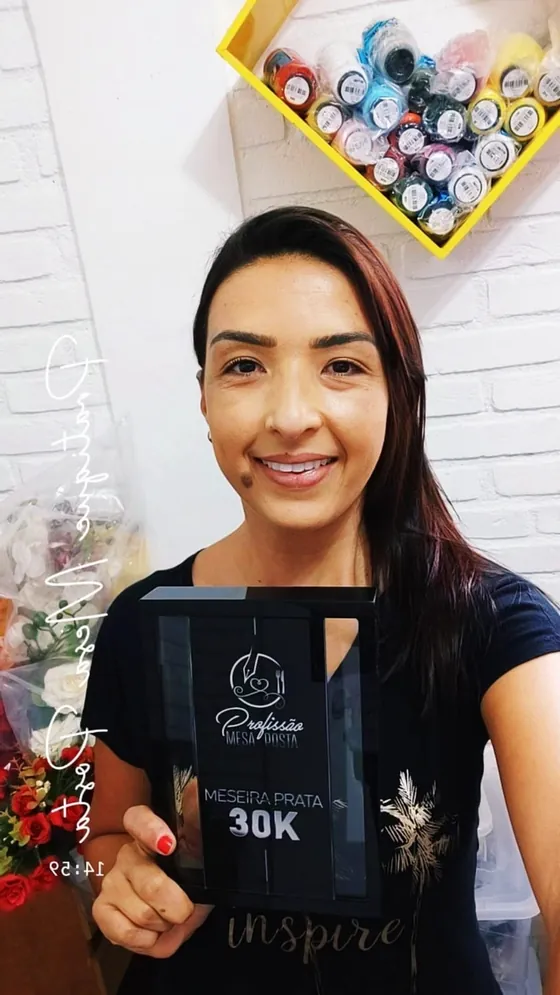 Aluna com placa Profissão Mesa Posta