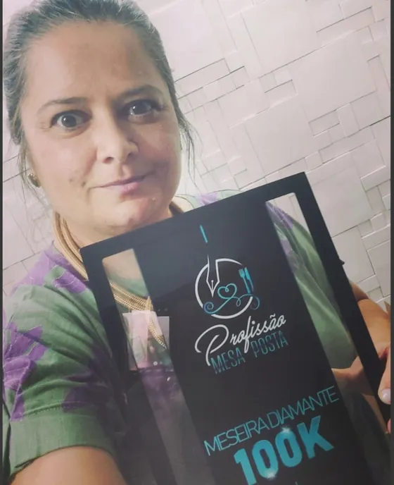 Aluna com placa Profissão Mesa Posta