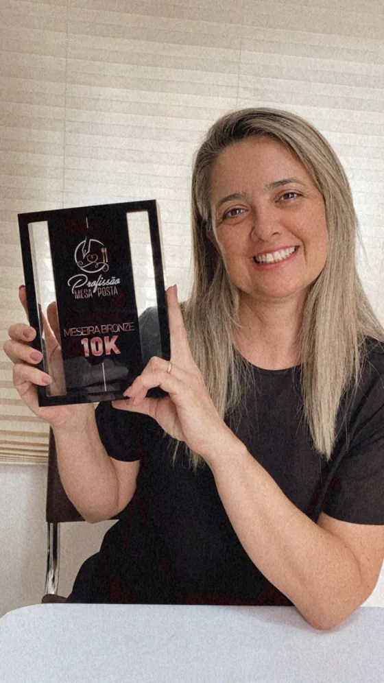 Aluna com placa Profissão Mesa Posta