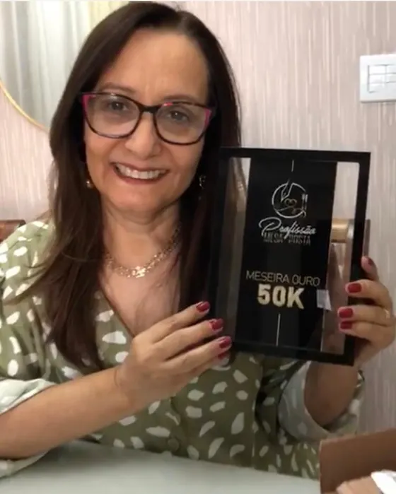 Aluna com placa Profissão Mesa Posta