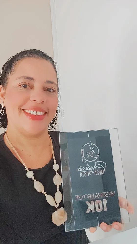 Aluna com placa Profissão Mesa Posta