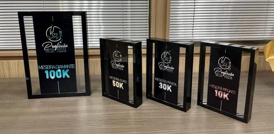 Aluna com placa Profissão Mesa Posta