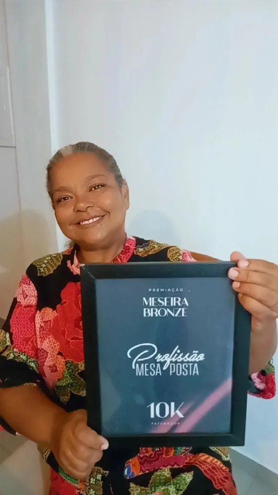 Aluna com placa Profissão Mesa Posta